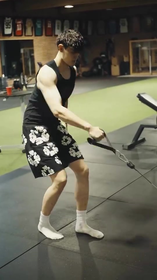 j9九游会-曾凡博现身菲尼克斯投入康复训练，篮网新赛季表现引期待