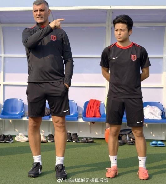 j9九游会-成都队已抵达阿布扎比进行冬训，期间预计将开展4-5场训练赛