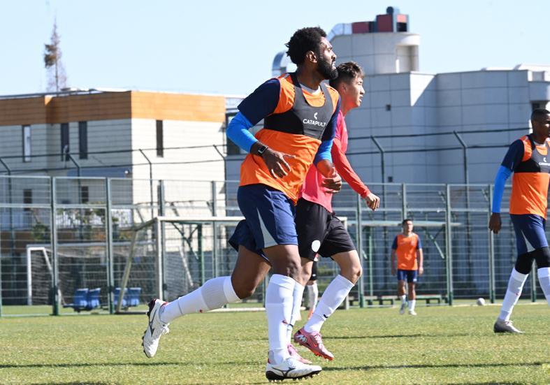 九游娱乐-3-2 2-1！玉昆击败功夫，英博击败亚泰两连胜 刘逸进球为留队加分