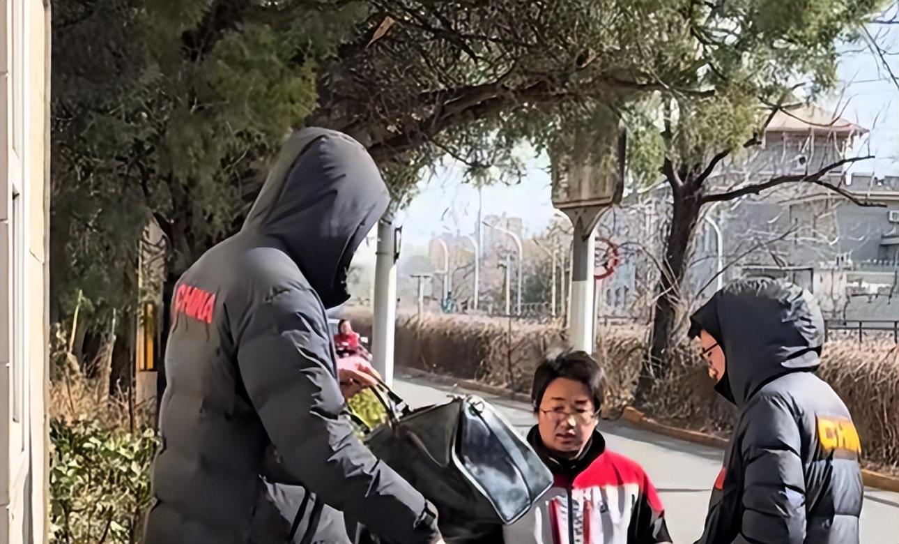 九游体育-男篮启程日本！徐杰、庞峥麟、曾凡博未出现，郭振明随队！